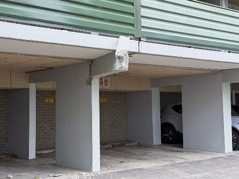 Vrachtwagen ramt flat in Maassluis